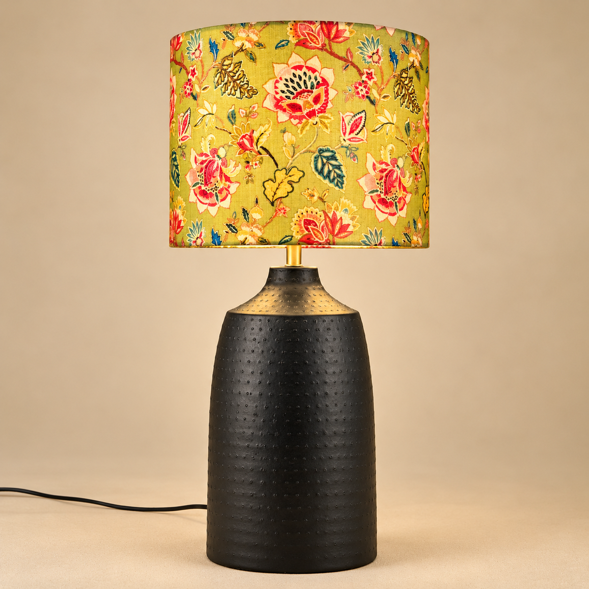 RIO-kollektionen | Bordslampa i Hamrad Svart Metall – Persiska Blommor Silkesskärm | Handgjord