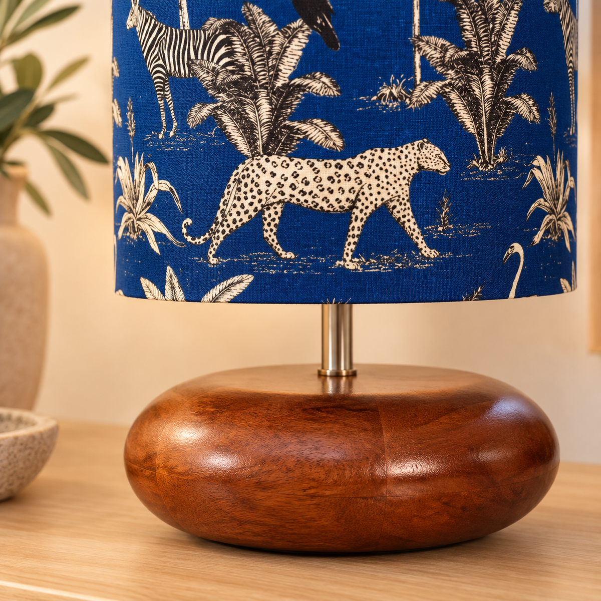 Bordlampa i Mangoträ med Savannblå Tygskärm | Handgjord Design för Elegant Belysning