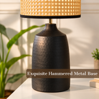 RIO-kollektionen | Bordslampa i Hamrad Svart Metall – Naturlig Rottingskärm | Handgjord