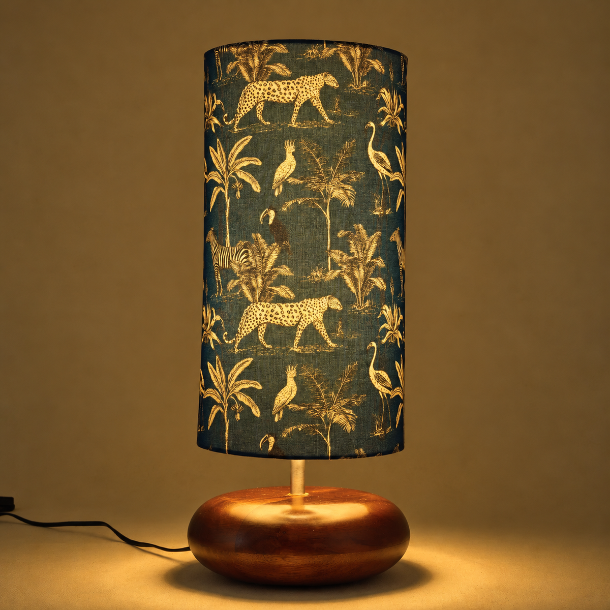 Bordlampa i Mangoträ med Savannblå Tygskärm | Handgjord Design för Elegant Belysning