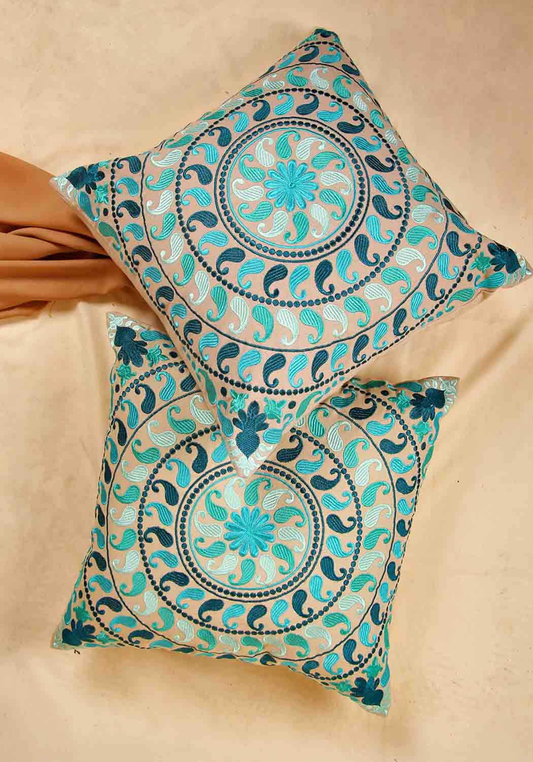 Aqua Paisley | Broderat Kuddfodral i Havsgrön med Traditionell Design | Handgjort i 100% Bomull för Heminredning 2