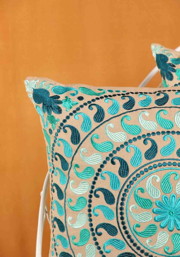 Aqua Paisley | Broderat Kuddfodral i Havsgrön med Traditionell Design | Handgjort i 100% Bomull för Heminredning 3