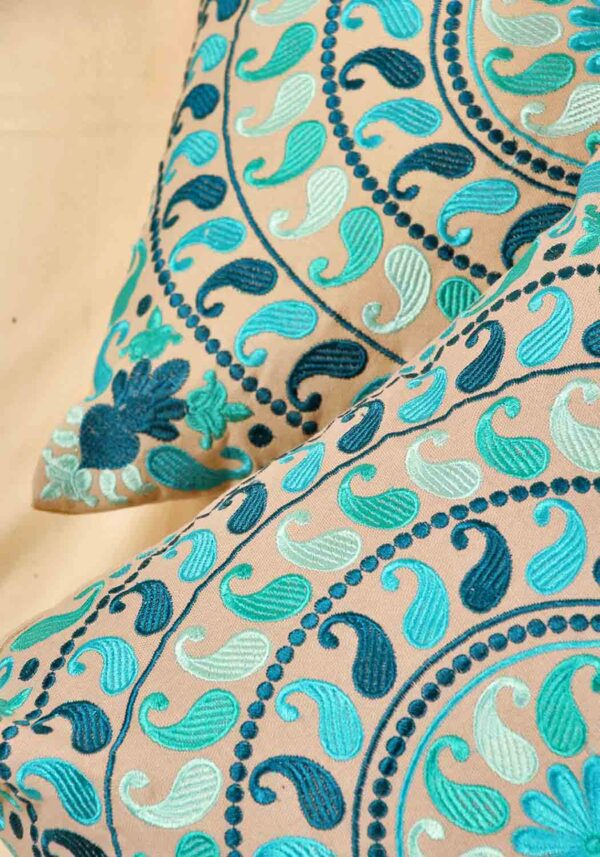 Aqua Paisley | Broderat Kuddfodral i Havsgrön med Traditionell Design | Handgjort i 100% Bomull för Heminredning 4