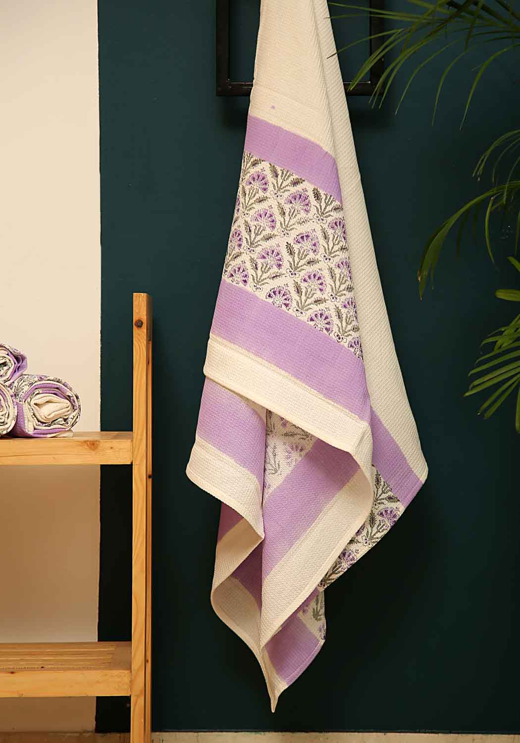 Diana Bud | Badhandduk med Blommotiv i 100% Bomull för Lyxig Avkoppling 1