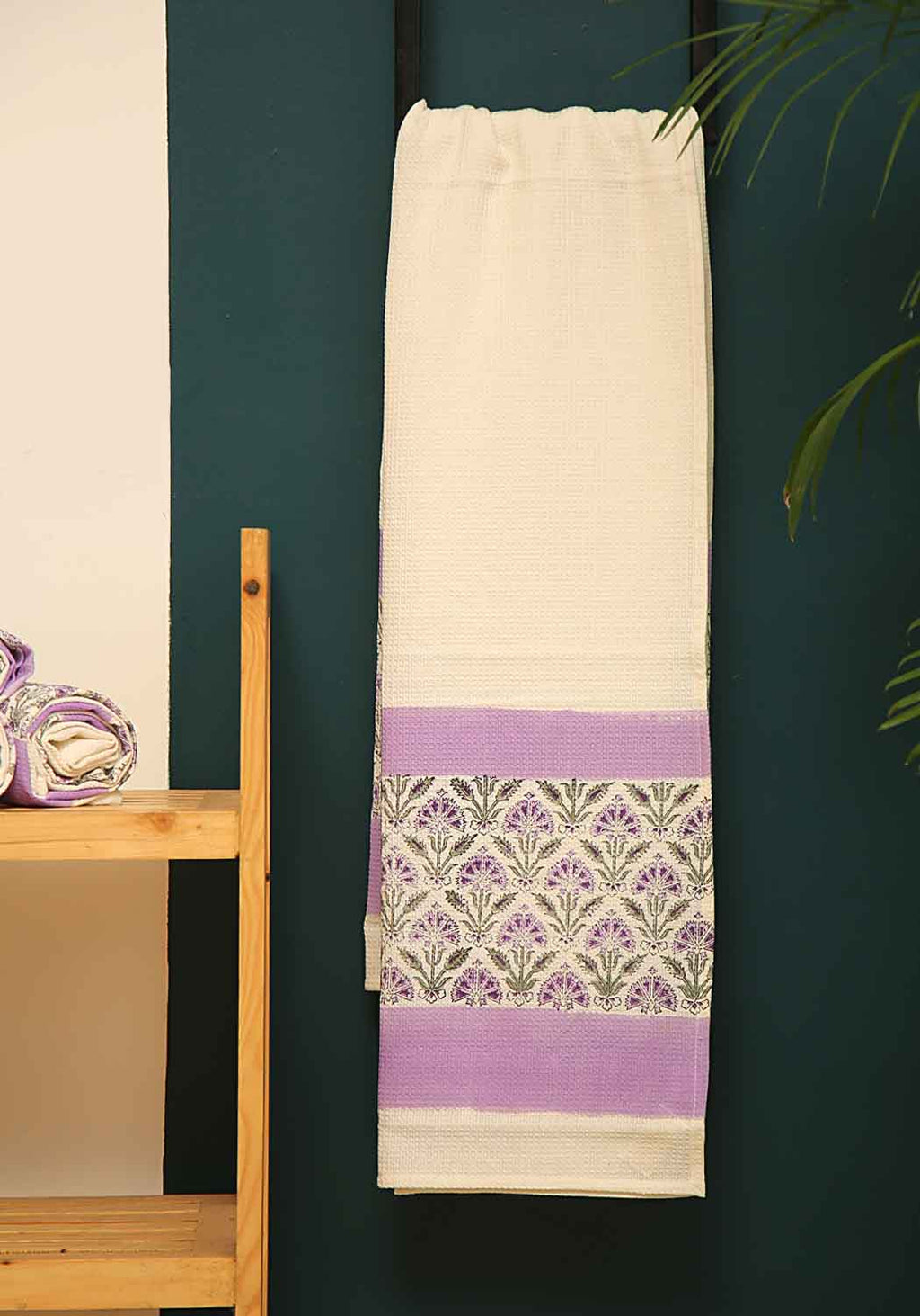 Diana Bud | Badhandduk med Blommotiv i 100% Bomull för Lyxig Avkoppling 2