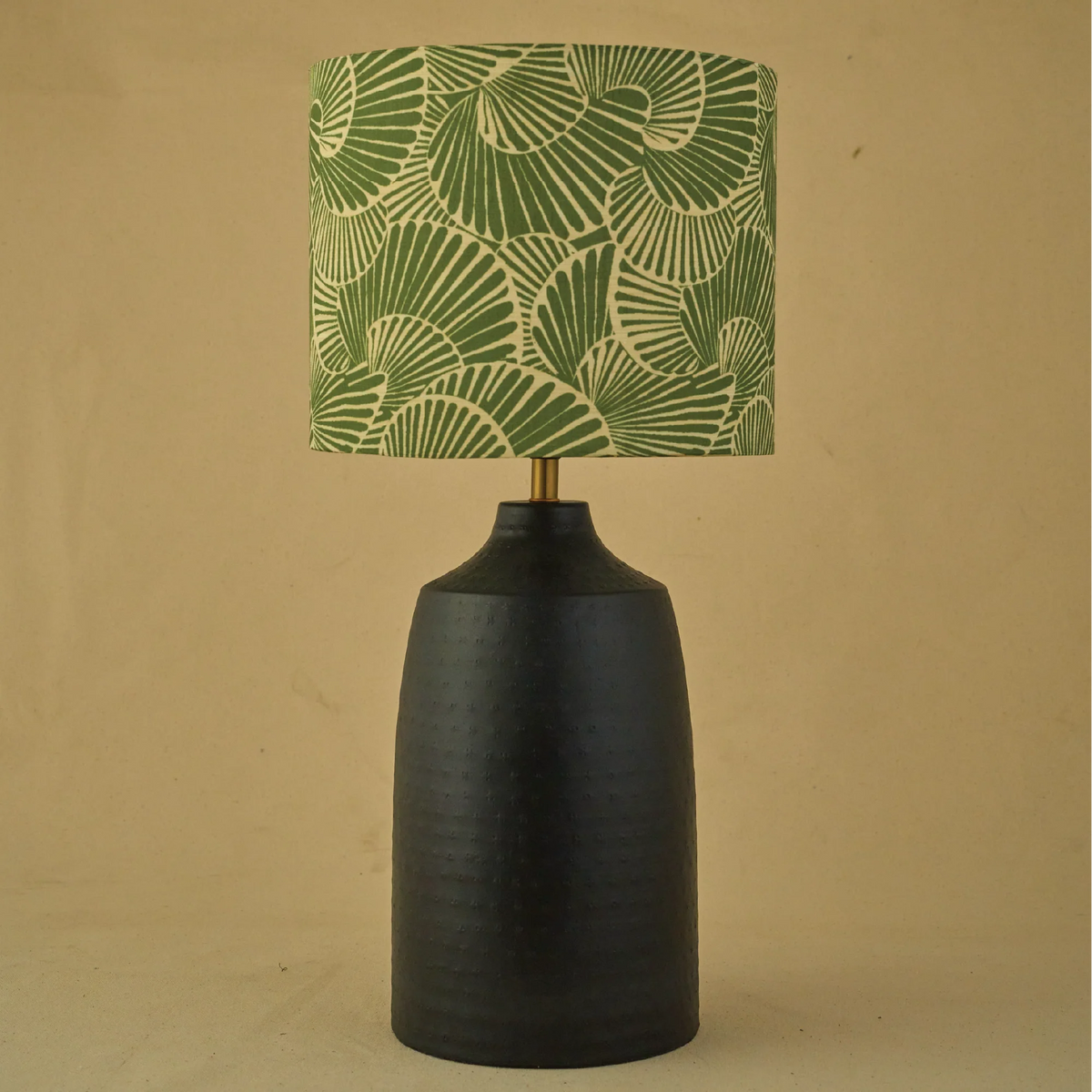 Elegant Bordslampa med Mango Silk Skärm och Metallfot - RIO Collection 0