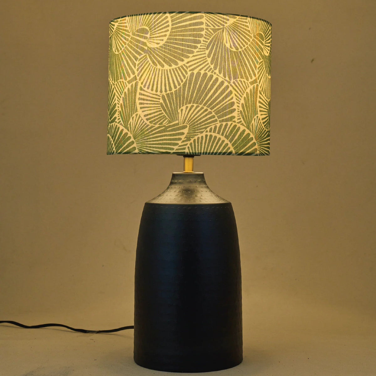 Elegant Bordslampa med Mango Silk Skärm och Metallfot - RIO Collection 1