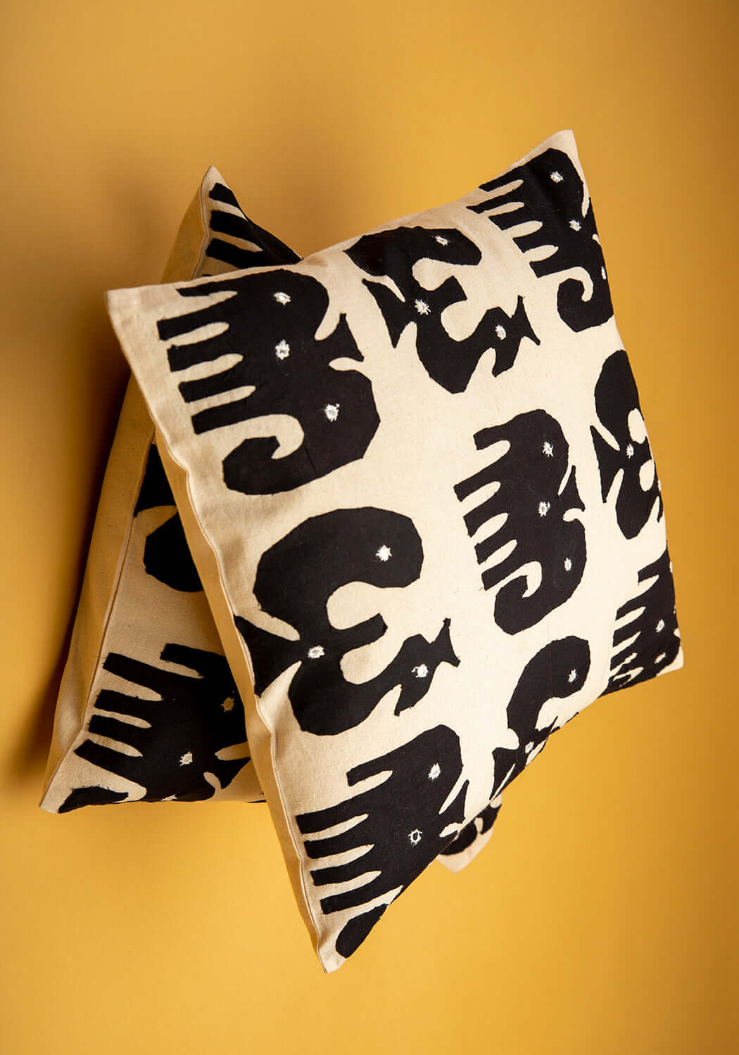 Funky Fusions | Kuddfodral i Bomull med Unik Applikation | Eklektisk Design för Personlig Inredning 2