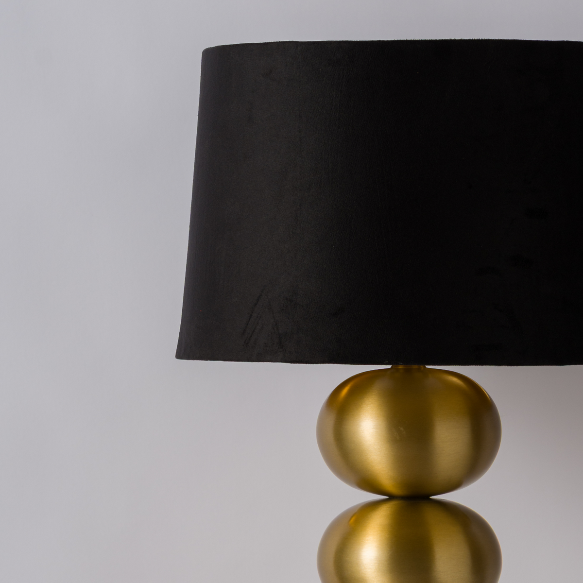 GuldAura | Elegant Liten Bordslampa i Mässing för Stilfull Belysning 1