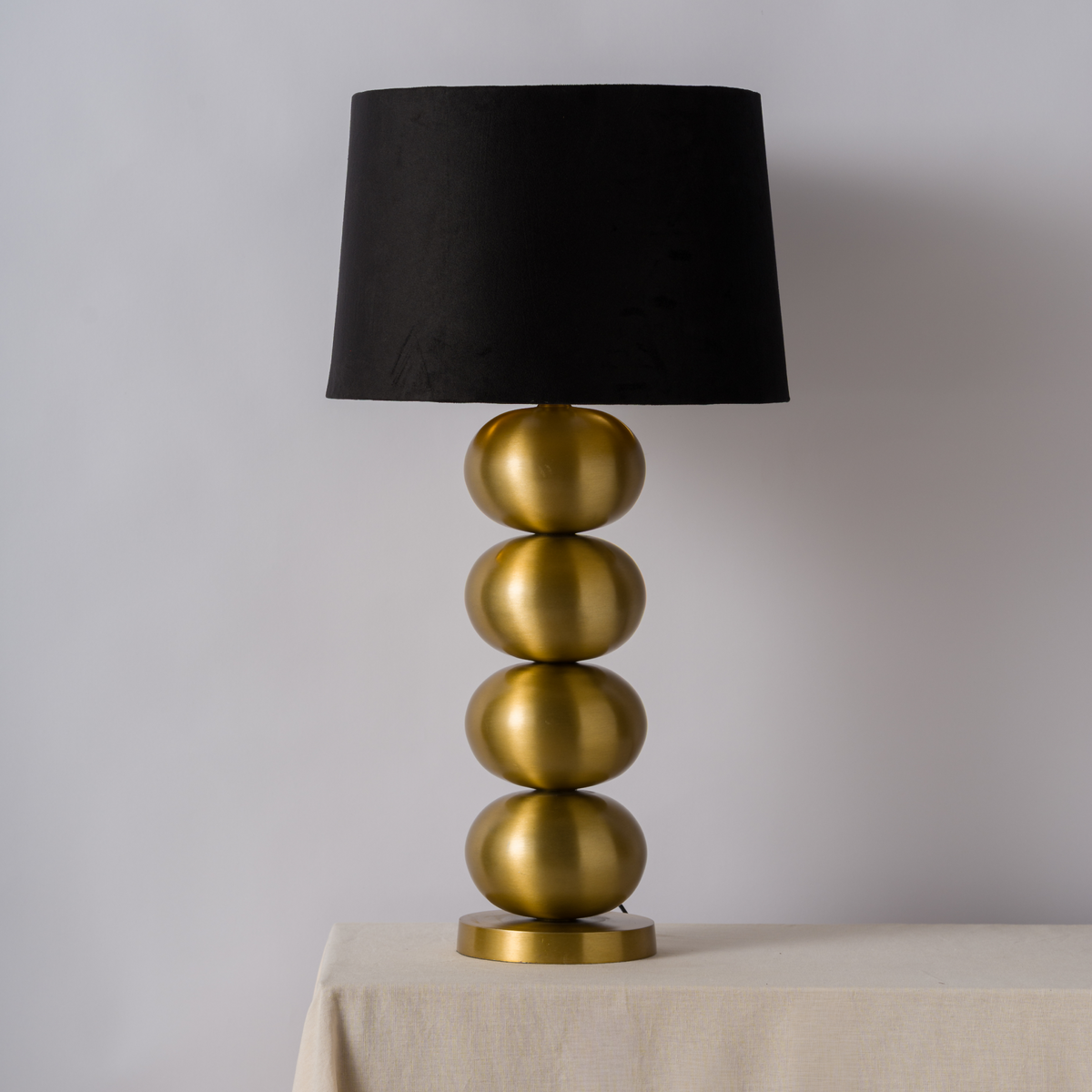 GuldAura | Elegant Liten Bordslampa i Mässing för Stilfull Belysning 3