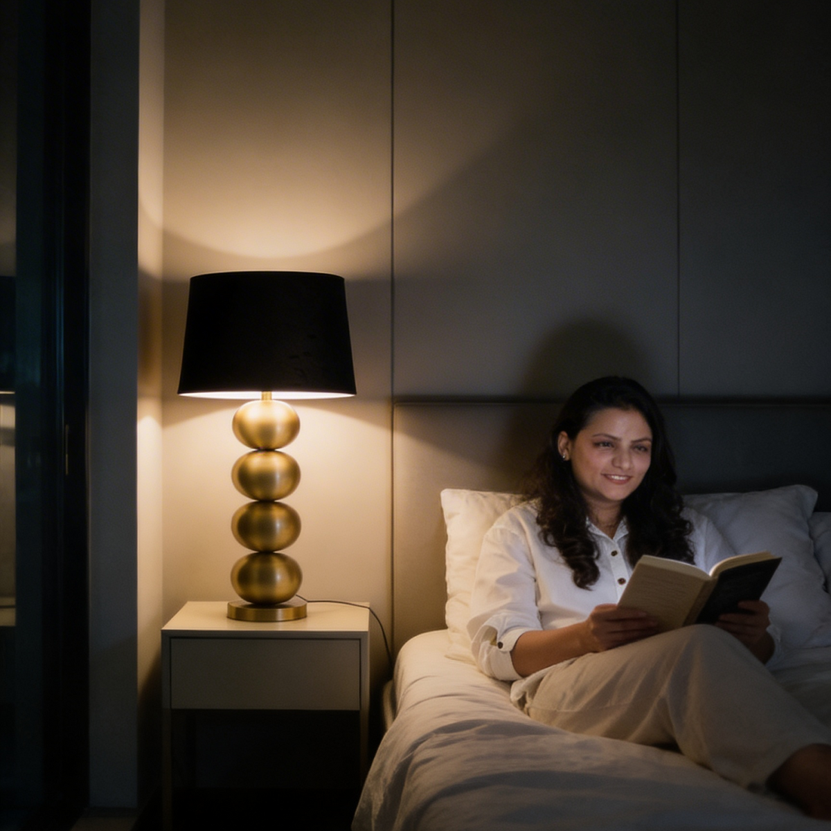 GuldAura | Elegant Liten Bordslampa i Mässing för Stilfull Belysning 7