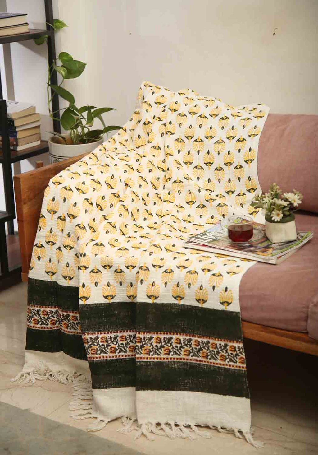 Handblocktryckt Soffkast i 100% Bomull med Chic Design | Gul och Grön för Elegant Heminredning 1