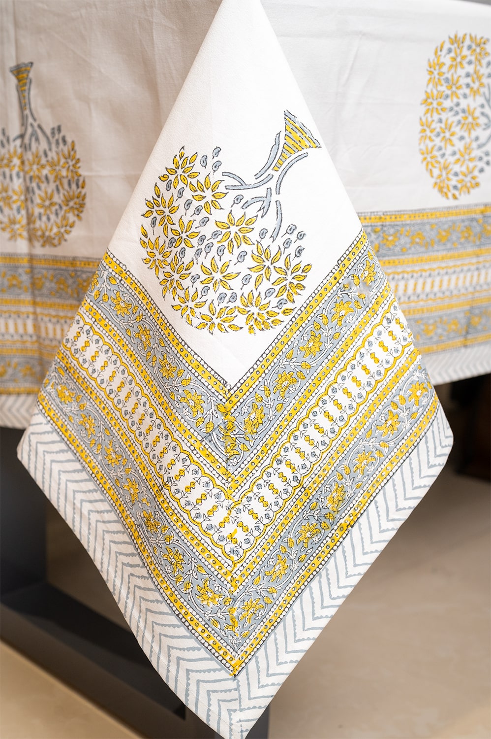 Heritage Blooms | Premium Bordsöverdrag i Handblocktryckt Bomull med Vintage Blommotiv | Eleganta Detaljer för Tidlös Inredning 2