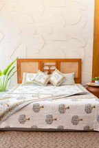 Heritage Blooms | Premium Quilt Set med Handblocktryck & Vintagecharm | 6 Delar för Elegant Sovrumsinredning 0