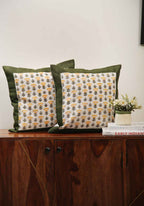 Olive Grace | Handblocktryckt Bomullskuddfodral med Elegant Design | Perfekt för Vardagsrummet 1