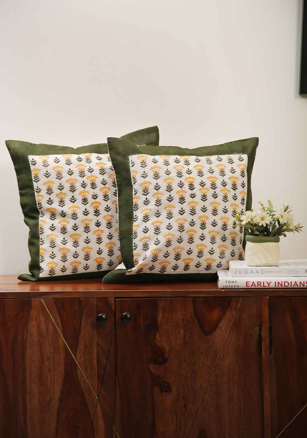Olive Grace | Handblocktryckt Bomullskuddfodral med Elegant Design | Perfekt för Vardagsrummet 1