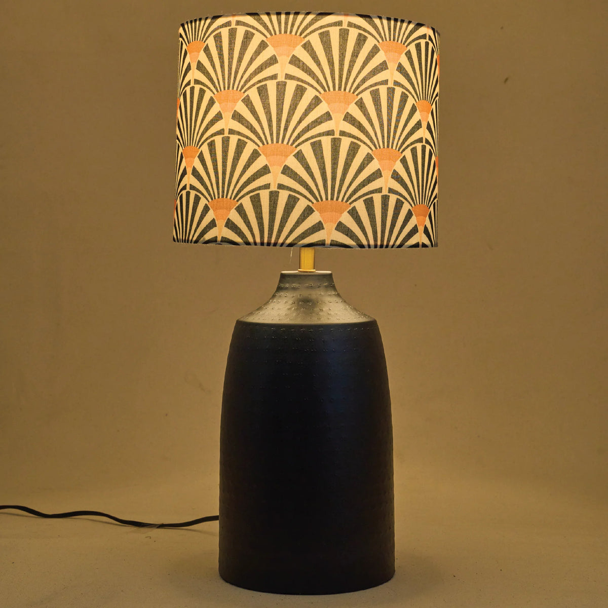 RIO-kollektionen | Bordslampa i Svart Metall med Orange Zebratygskärm | Handgjord Design för Elegant Belysning 1