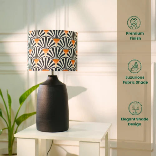 RIO-kollektionen | Bordslampa i Svart Metall med Orange Zebratygskärm | Handgjord Design för Elegant Belysning 2