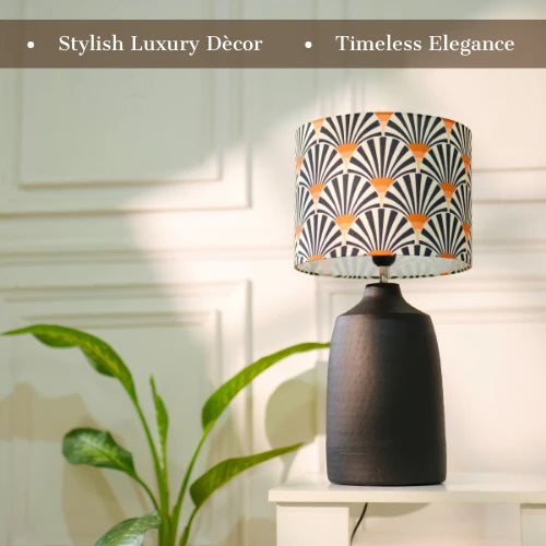 RIO-kollektionen | Bordslampa i Svart Metall med Orange Zebratygskärm | Handgjord Design för Elegant Belysning 3