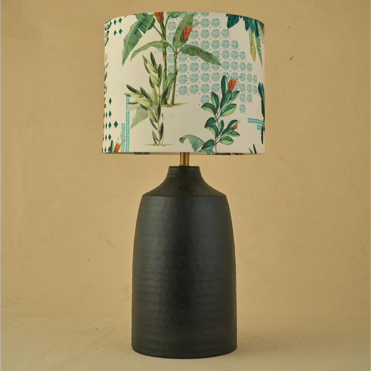RIO-kollektionen | Bordslampa med Grön Tygskärm och Metallfot | Handgjord Design för Elegant Belysning 0