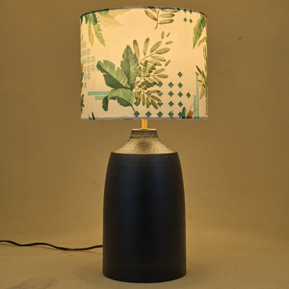 RIO-kollektionen | Bordslampa med Grön Tygskärm och Metallfot | Handgjord Design för Elegant Belysning 1