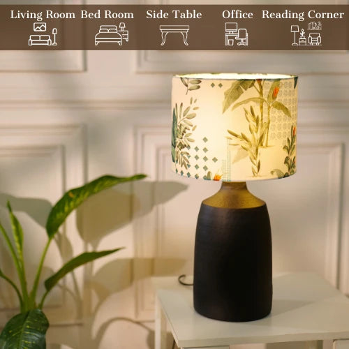 RIO-kollektionen | Bordslampa med Grön Tygskärm och Metallfot | Handgjord Design för Elegant Belysning 3