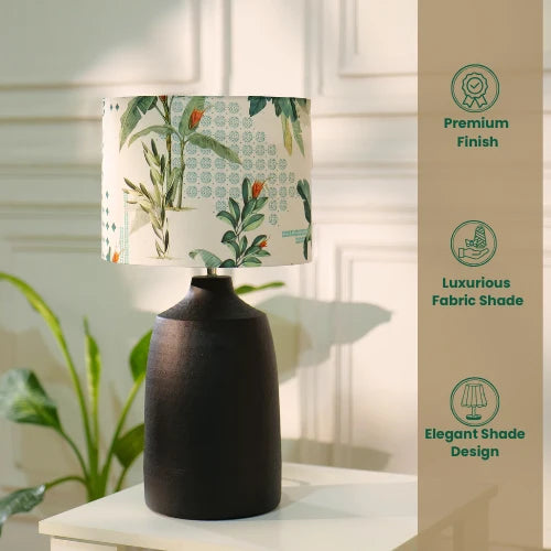 RIO-kollektionen | Bordslampa med Grön Tygskärm och Metallfot | Handgjord Design för Elegant Belysning 4
