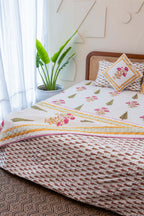 Regal Patterns | Premium Quilt Set med Handblocktryck i Mörkrosa & Grön | 100% Bomull för Elegant Inredning 1