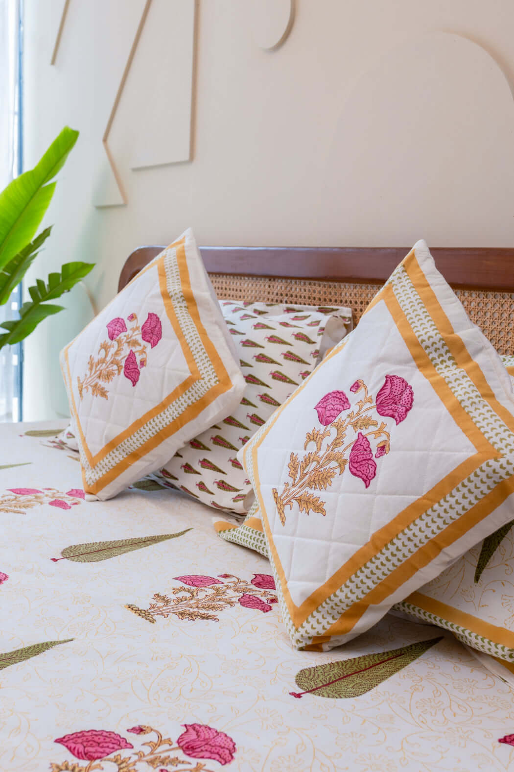 Regal Patterns | Premium Quilt Set med Handblocktryck i Mörkrosa & Grön | 100% Bomull för Elegant Inredning 3