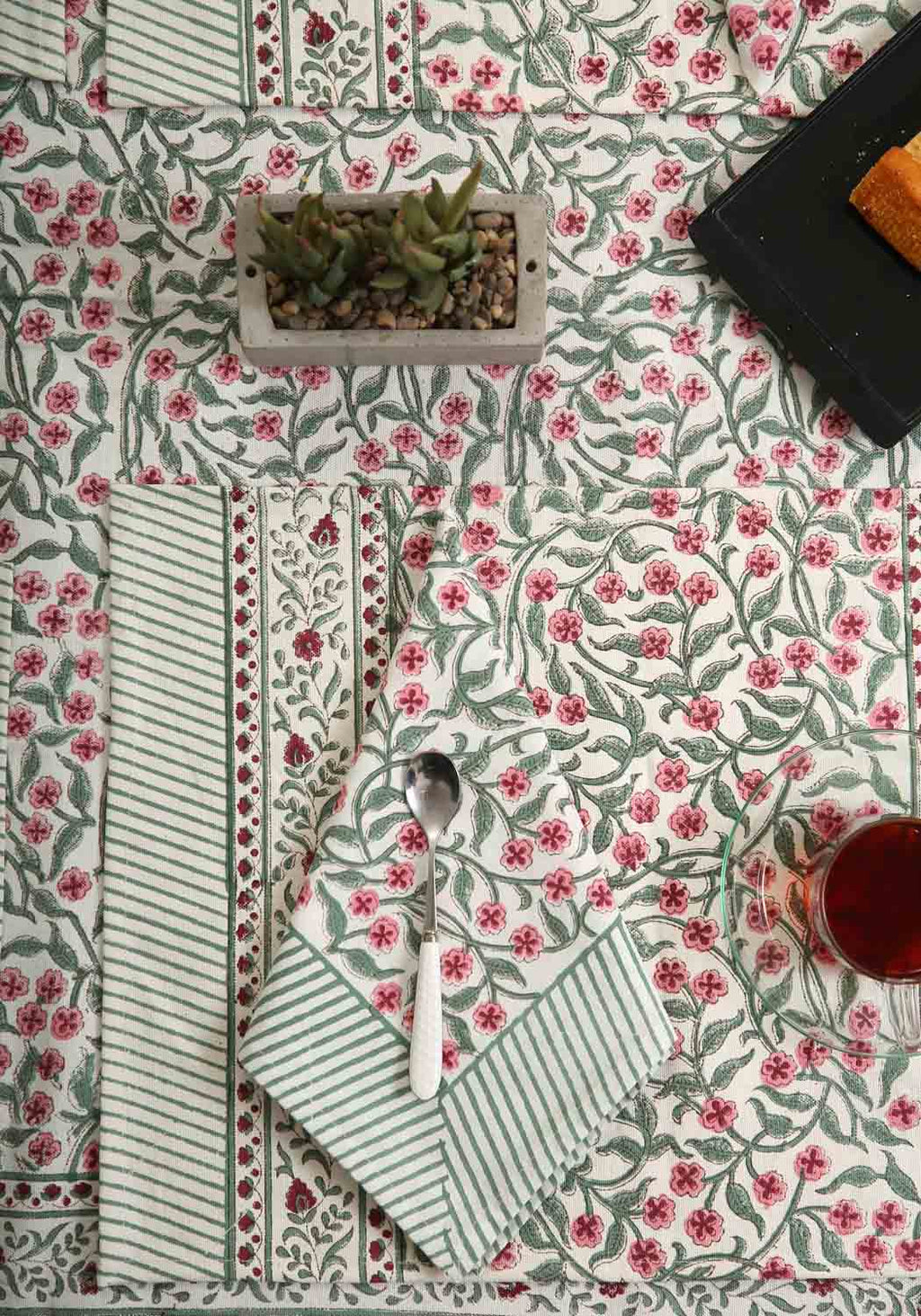Sea Chase | Handblocktryckt Bordstablett och Servettset med Charmig Design | 100% Bomull för Elegant Heminredning 0