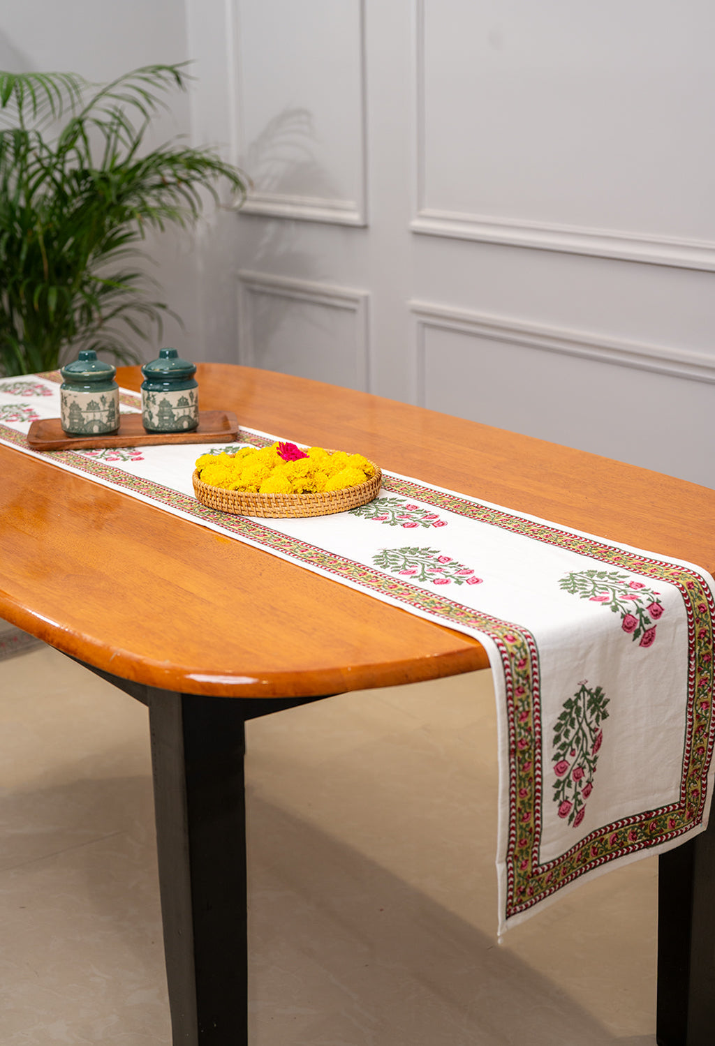 Serene Garden | Bordslöpare i Premiumbomull med Handblocktryck | Elegant Design för Lyxig Matupplevelse 2