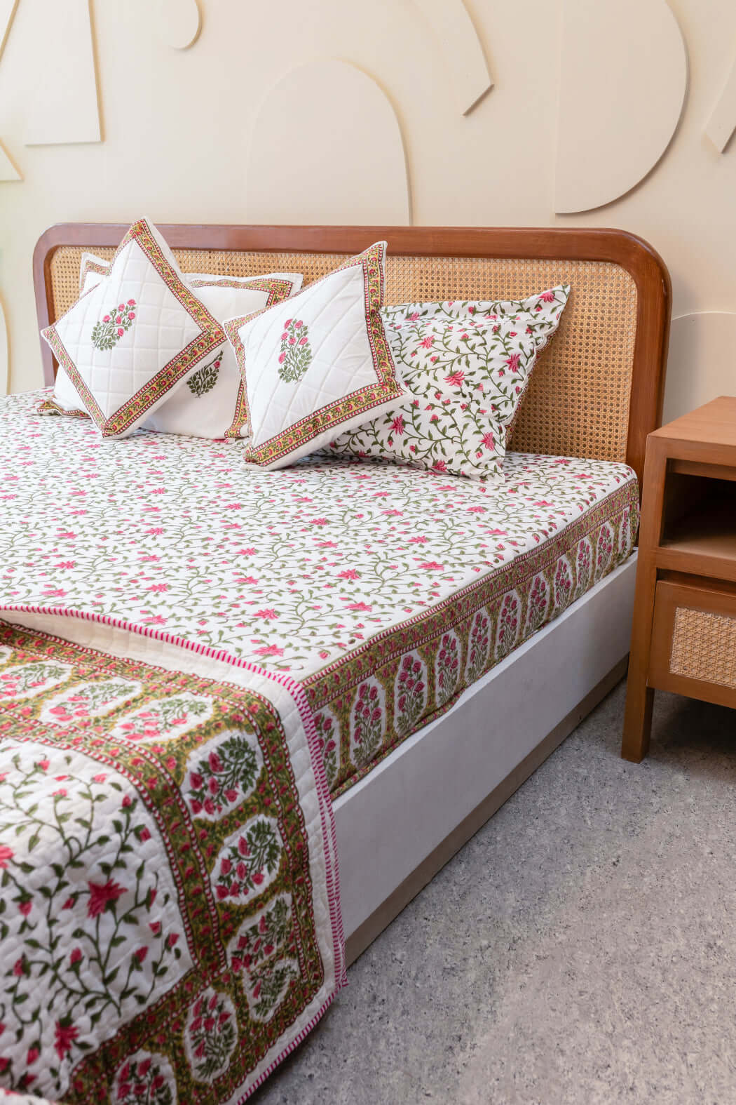 Serene Garden | Premium Quilt Set i 100% Bomull med Handblockstryck | Avkopplande Design för En Fridfull Sovmiljö 1