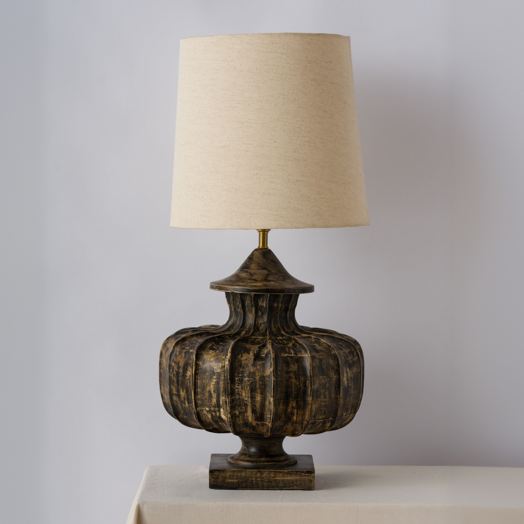 SkulpturalDesign | Elegant Liten Bordslampa i Guld och Vit Metall 0