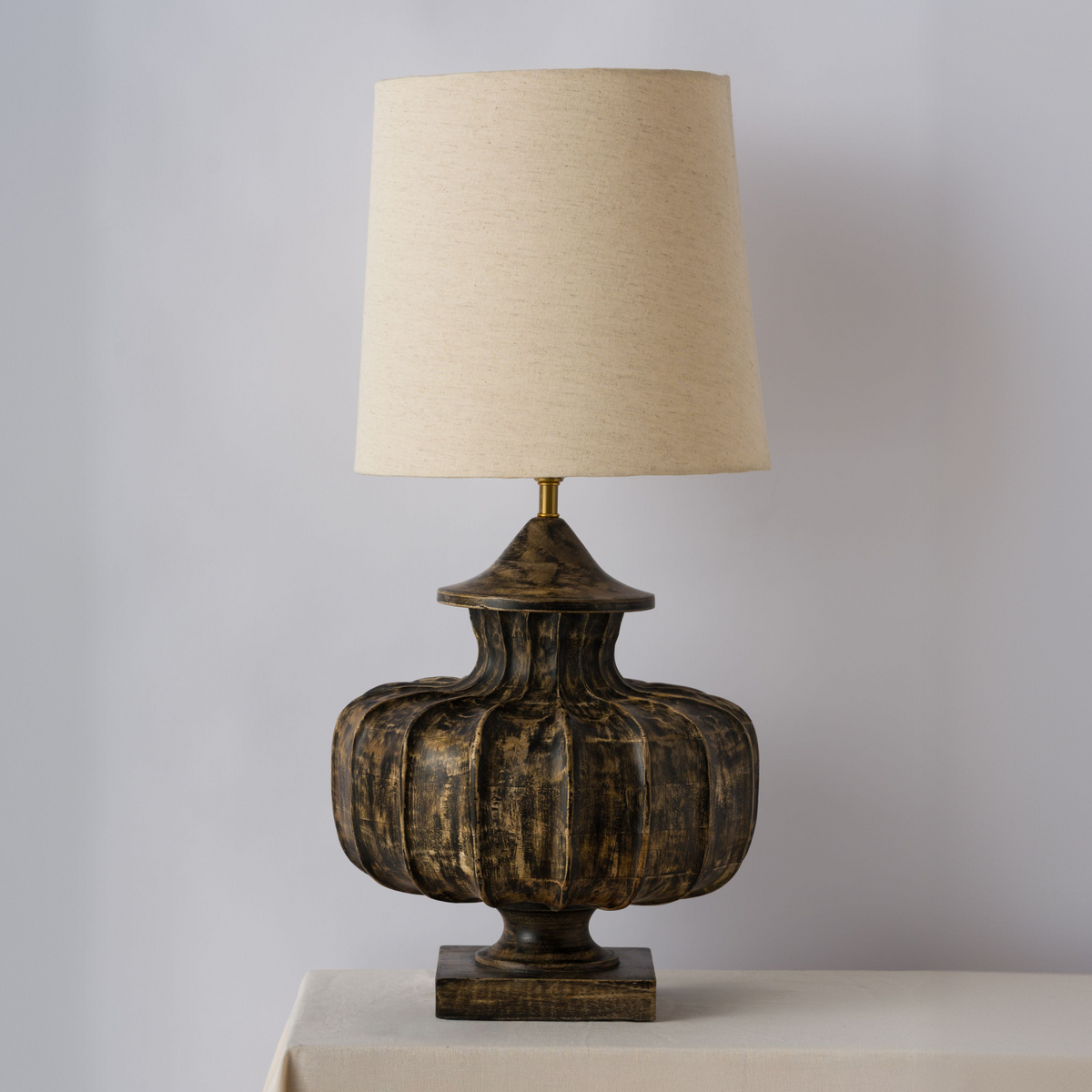 SkulpturalDesign | Elegant Liten Bordslampa i Guld och Vit Metall 0