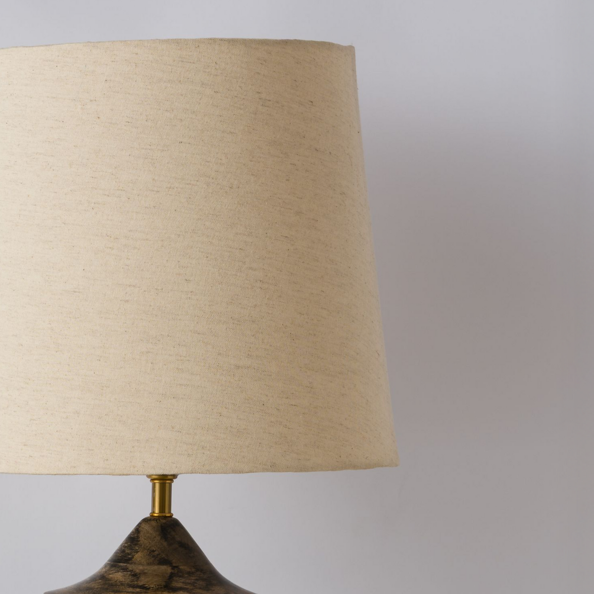 SkulpturalDesign | Elegant Liten Bordslampa i Guld och Vit Metall 1