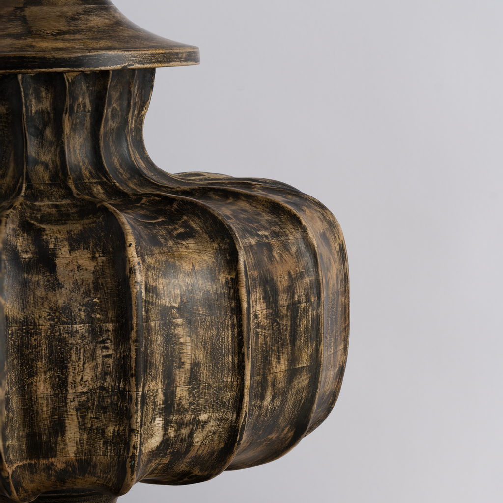 SkulpturalDesign | Elegant Liten Bordslampa i Guld och Vit Metall 2