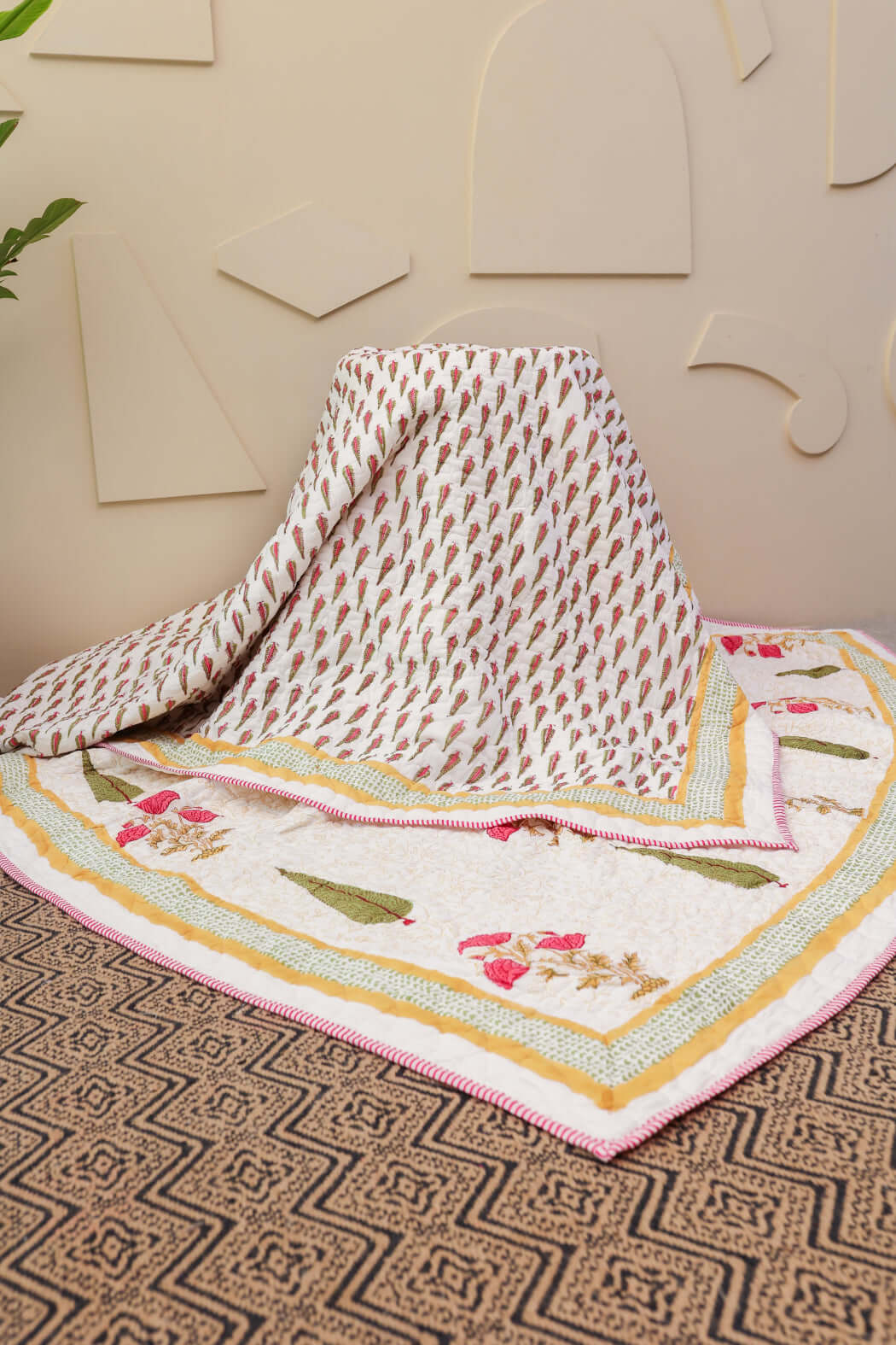 Traditionellt Handblocktryckt Täcke i Mörkrosa och Grön | 100% Bomull för Elegant Heminredning 0