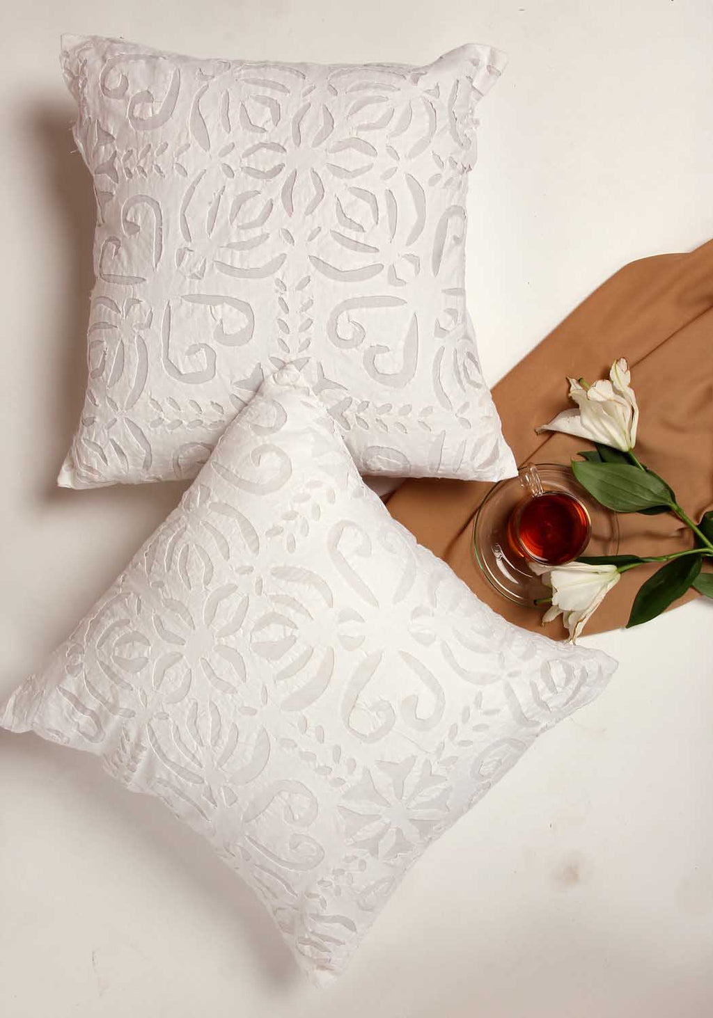 Vit Kuddfodral | Applikerat Blommönster i 100% Bomull för Vardagsrumsdekoration | Handgjord Design för Mjukhet och Stil 1