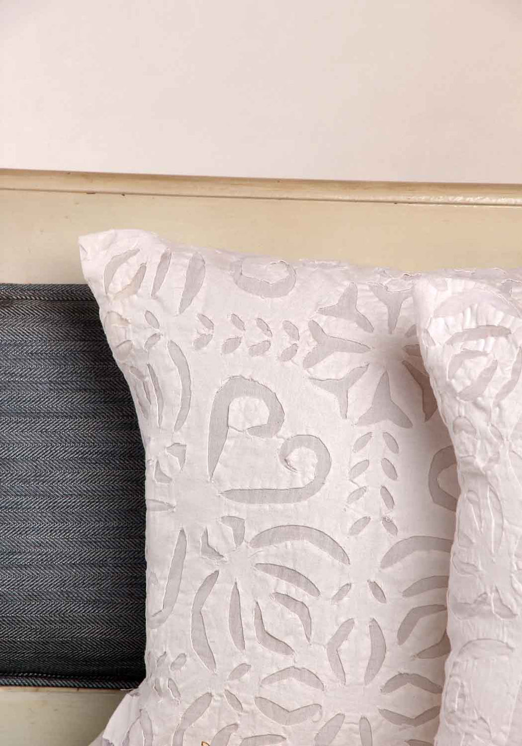 Vit Kuddfodral | Applikerat Blommönster i 100% Bomull för Vardagsrumsdekoration | Handgjord Design för Mjukhet och Stil 4
