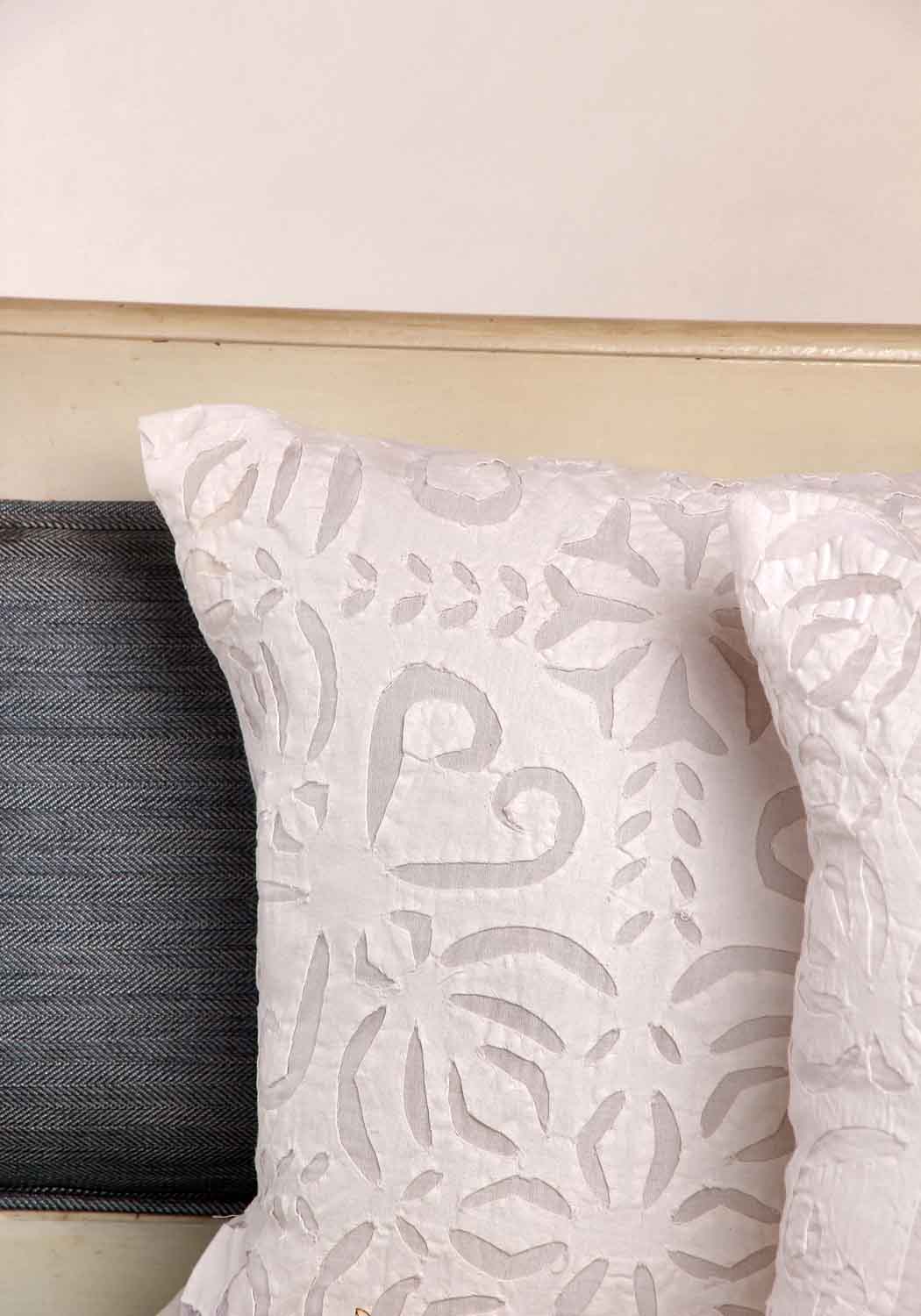 Vit Kuddfodral | Applikerat Blommönster i 100% Bomull för Vardagsrumsdekoration | Handgjord Design för Mjukhet och Stil 4