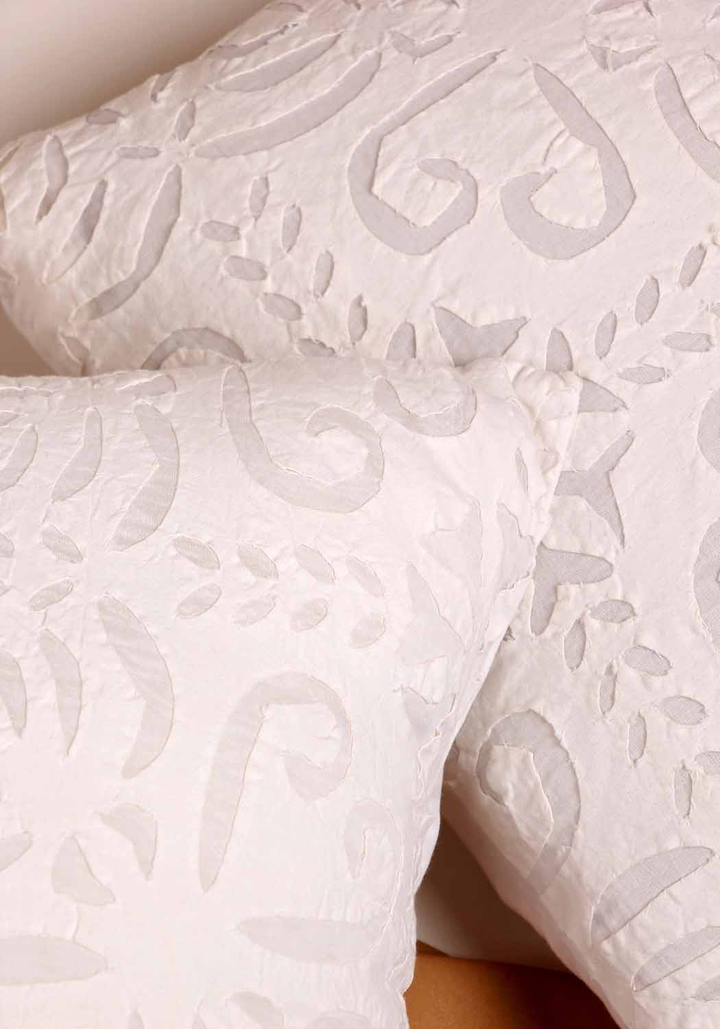 Vit Kuddfodral | Applikerat Blommönster i 100% Bomull för Vardagsrumsdekoration | Handgjord Design för Mjukhet och Stil 6